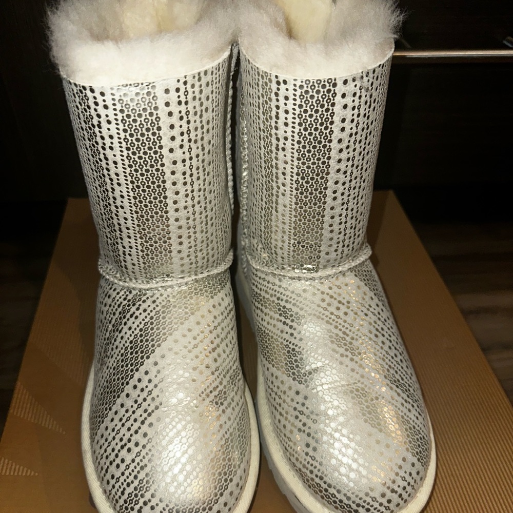 Kids size 4 Ugg Bailey Bow Holiday